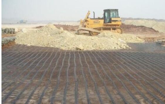 土工格柵安裝現(xiàn)場